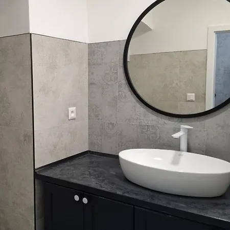 Palace Lane Apartment *
